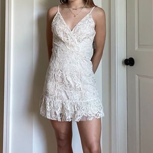 FOREVER 21 Brand New With Tags Gold/Nude Lacy Mini Dress ✨
Size Small